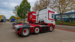 20251019-Tom-Holding-00224